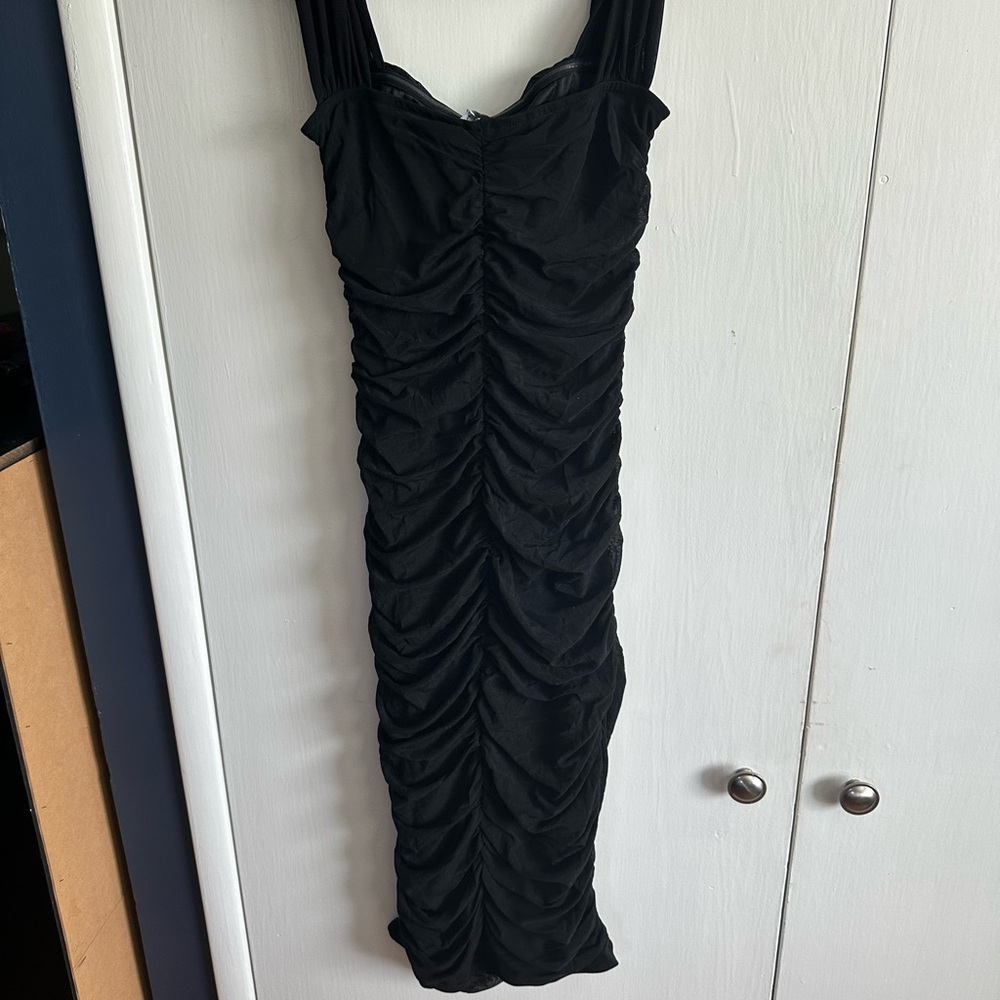 Chic Black Ruched Midi Dress - Picture 4 of 4
